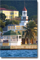 En visning af historiske Christiansted fra en bd i havnen.